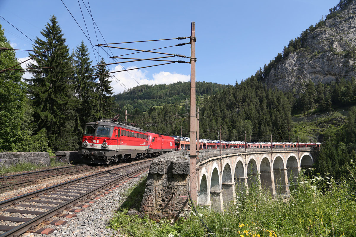 Der am falschen Gleis bergwärts fahrende G-49415 mit 1142.683+1116 am 15.6.17 auf dem Kalte-Rinne-Viadukt.