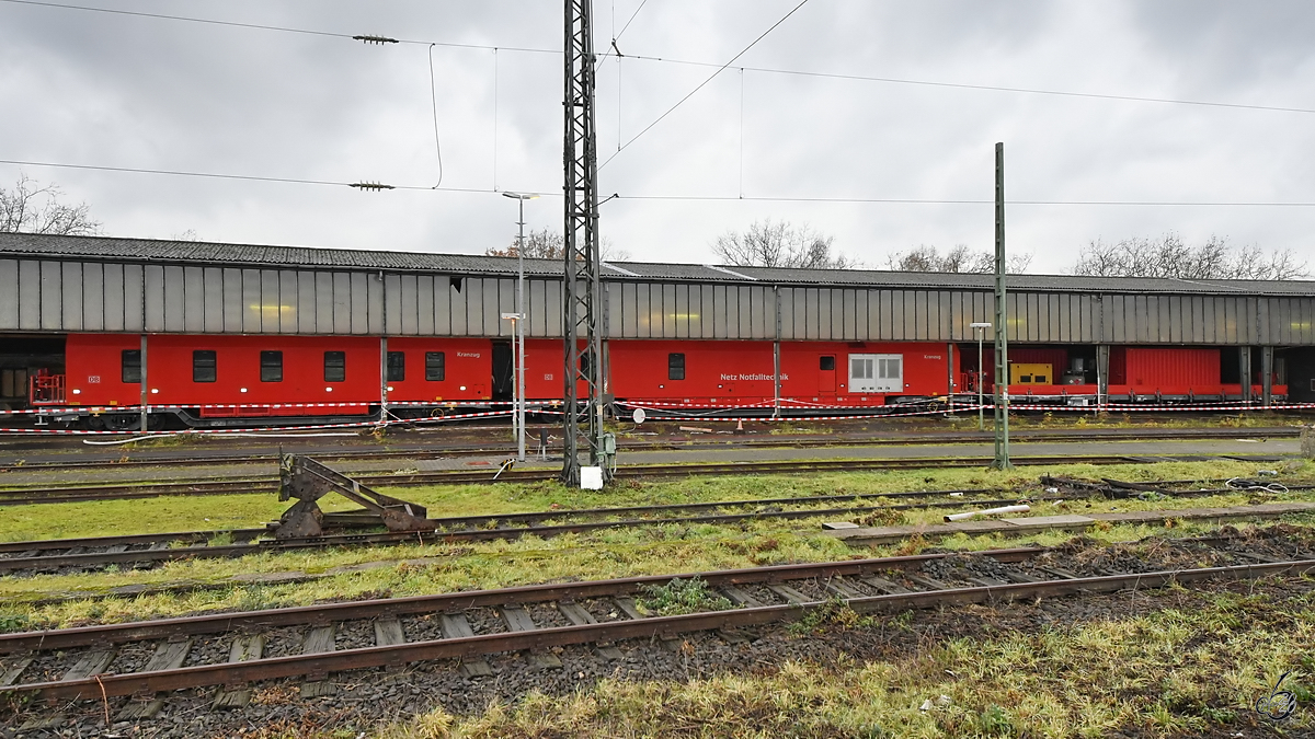 Der am Hauptbahnhof Wanne-Eickel abgestellte Kranzug der DB Netz Notfalltechnik. (Dezember 2019)
