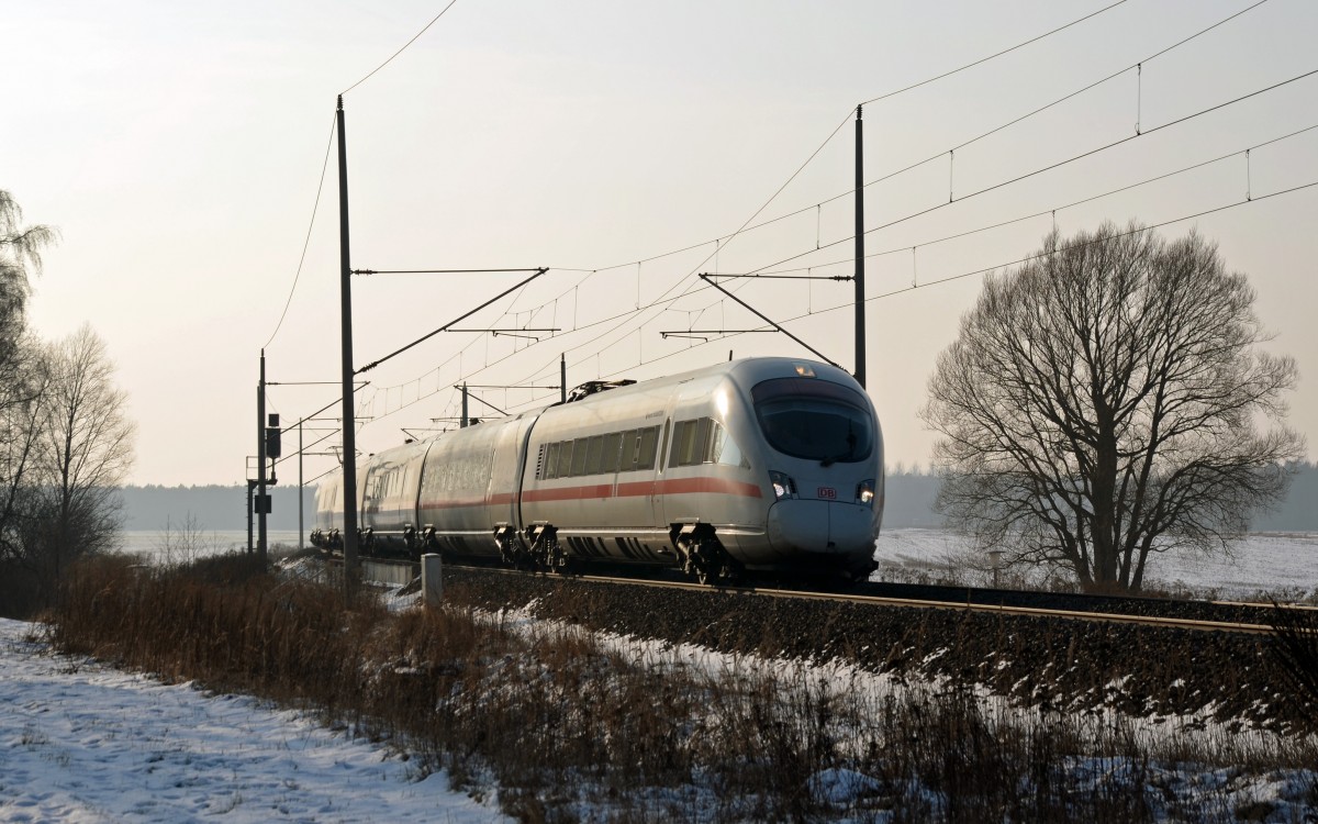 Der am Morgen in Innsbruck nach Berlin gestartete ICE 208 durcheilt am 30.01.04 Burgkemnitz. 