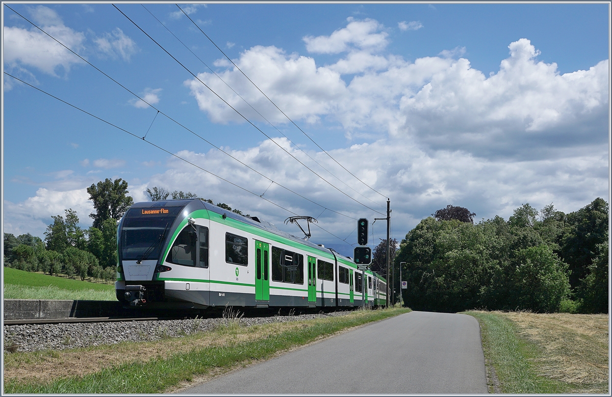 Der am Schluss laufende RBe 4/8 49 ist mit dem Be 4/8 35 nach Lausanne unterwegs und passiert das Einfahrtsignal von Jouxtens-Mézery. 

22. Juni 2020