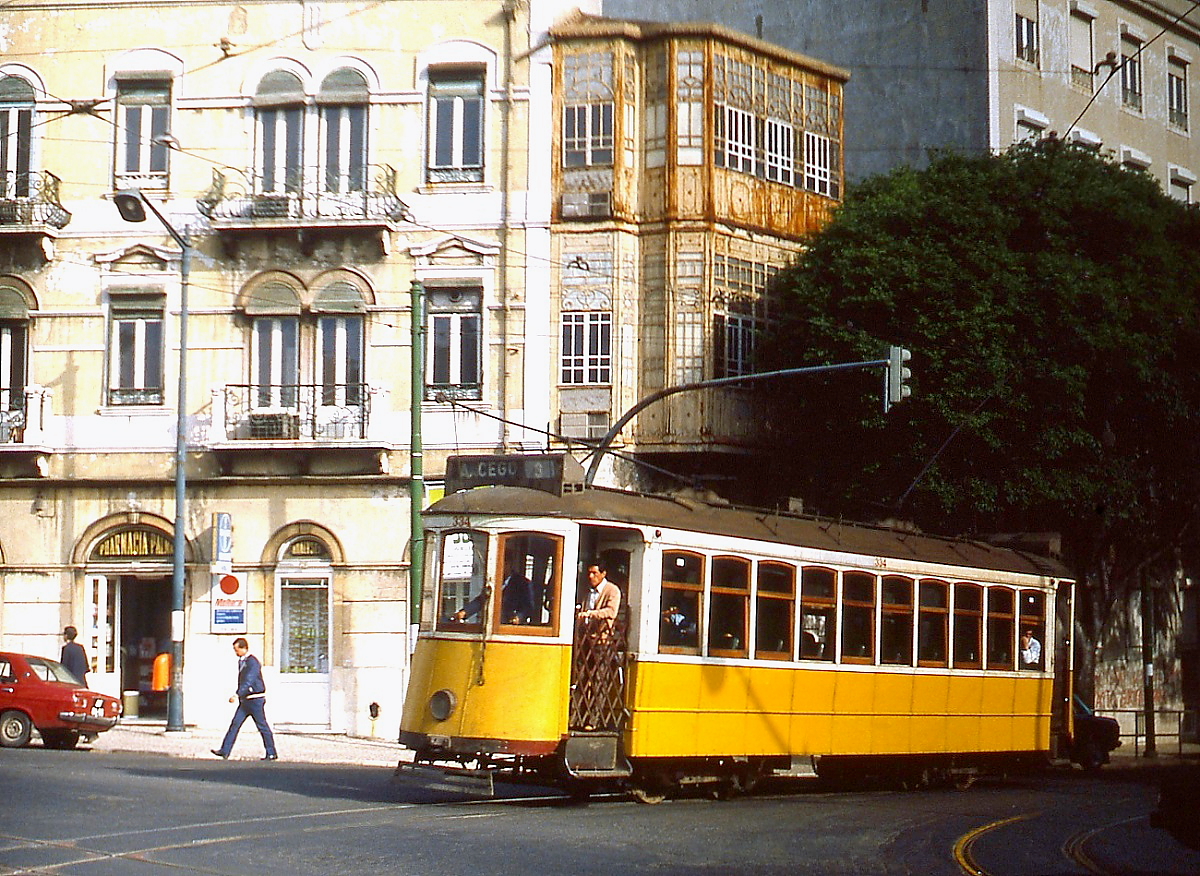 Der  Americano  334 gehört zu einer Serie von zwanzig Triebwagen, die Brill 1906 an die Lissaboner Straßenbahn lieferte, einige Fahrzeuge waren über achtzig Jahre im Einsatz. Hier ist er im April 1984 auf der Linie 3, die bis 1991 den Poco do Bisco mit dem Arco do Cego verband, unterwegs.