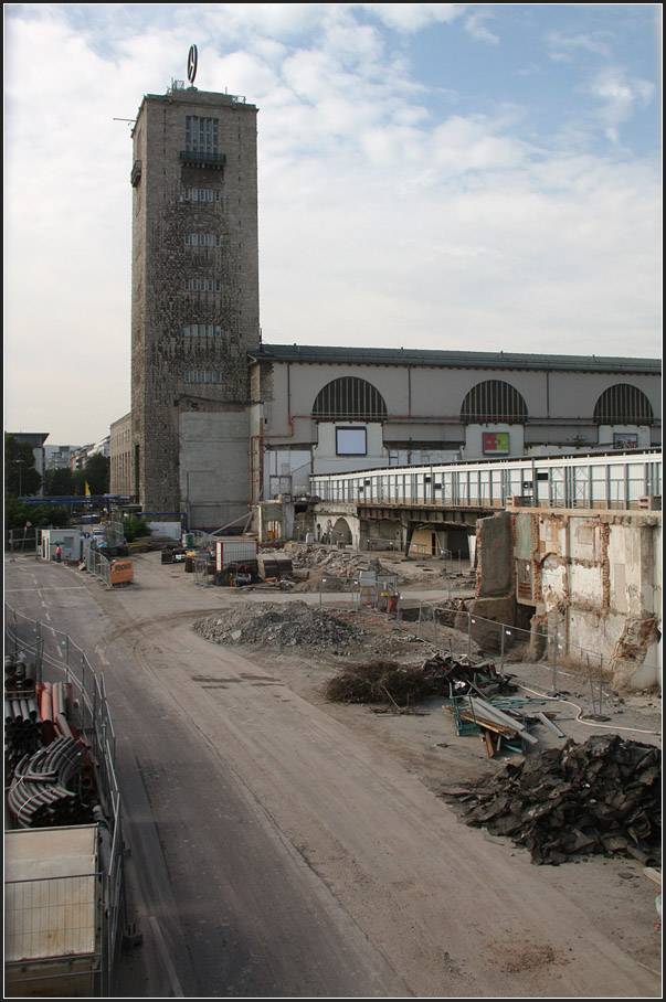 Der amputierte Bonatzbau -

Blick vom Zugangsteg zum Bahnhofsturm mit fehlendem Südflügel.

Stuttgart Hbf, 18.04.2014 (Matthias)