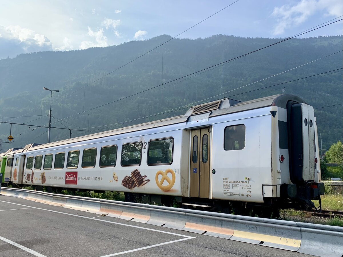 Der andere BLS Kambly EW III bly EW III B 50 85 2934 007-9 von zwei verbleibenden, am 21.7.21 hinter dem Bahnhof Interlaken Ost.