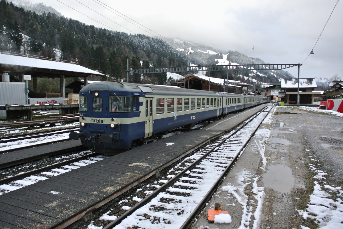 Der andere EWI Pendel hat noch die Blau/Creme Lackierung (ausser der A am Schluss). Bt 952 mit EWI Pendel als RE 3114  in Erlenbach, 24.11.2013.