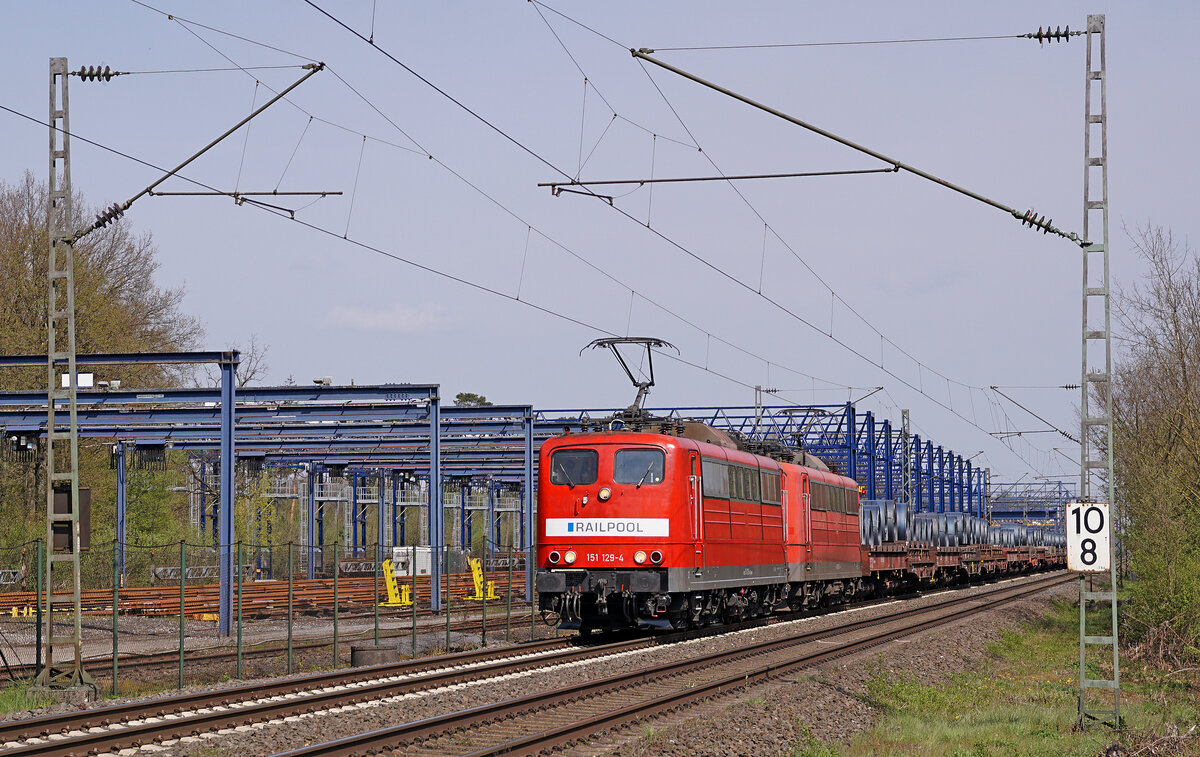 Der Andernacher Coilzug mit 151 129-4 an der Spitze am 03.05.2021 vor dem Railcenter Duisburg in Lintorf.