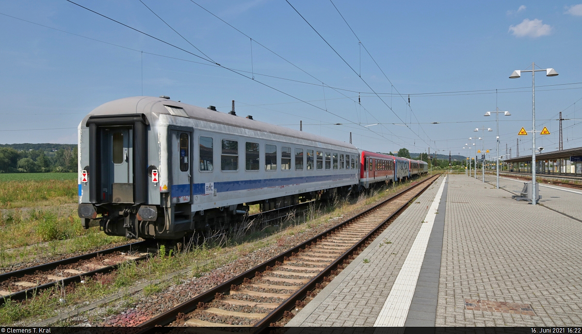 Der Anhang einer Überführung von Karsdorf nach Niebüll in Naumburg(Saale)Hbf. Eingereiht waren neben zwei Personenwagen der RDC Deutschland GmbH (RDCD) auch die Dieseltriebzüge 628 573-7 und 628 903-6, die einst DB Regio gehörten.

🧰 Norddeutsche Eisenbahn Niebüll GmbH (neg)
🕓 16.6.2021 | 16:22 Uhr