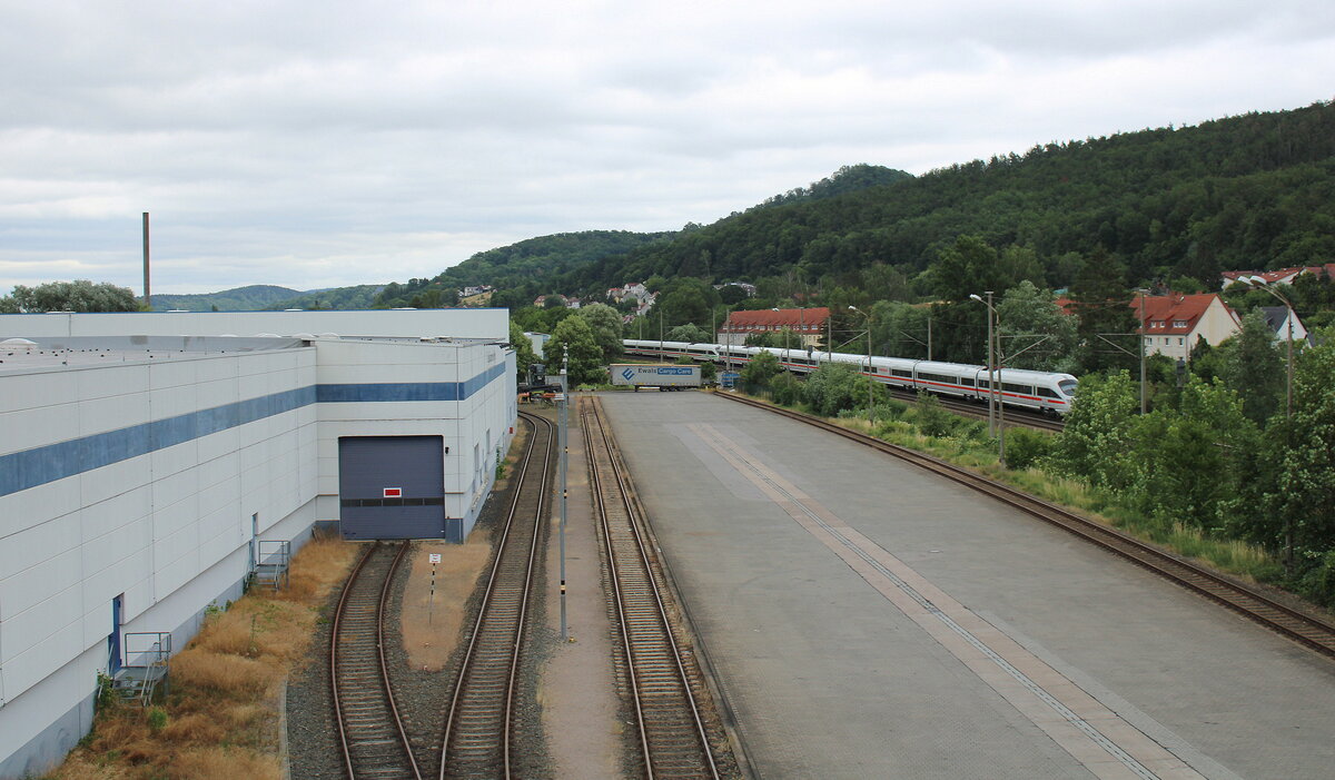 Der Anschluss der Firma TVS SCS im KV-Terminal Eisenach. Am 01.07.2023 von der Brücke zum Hp Eisenach Opelwerk aus fotografiert.