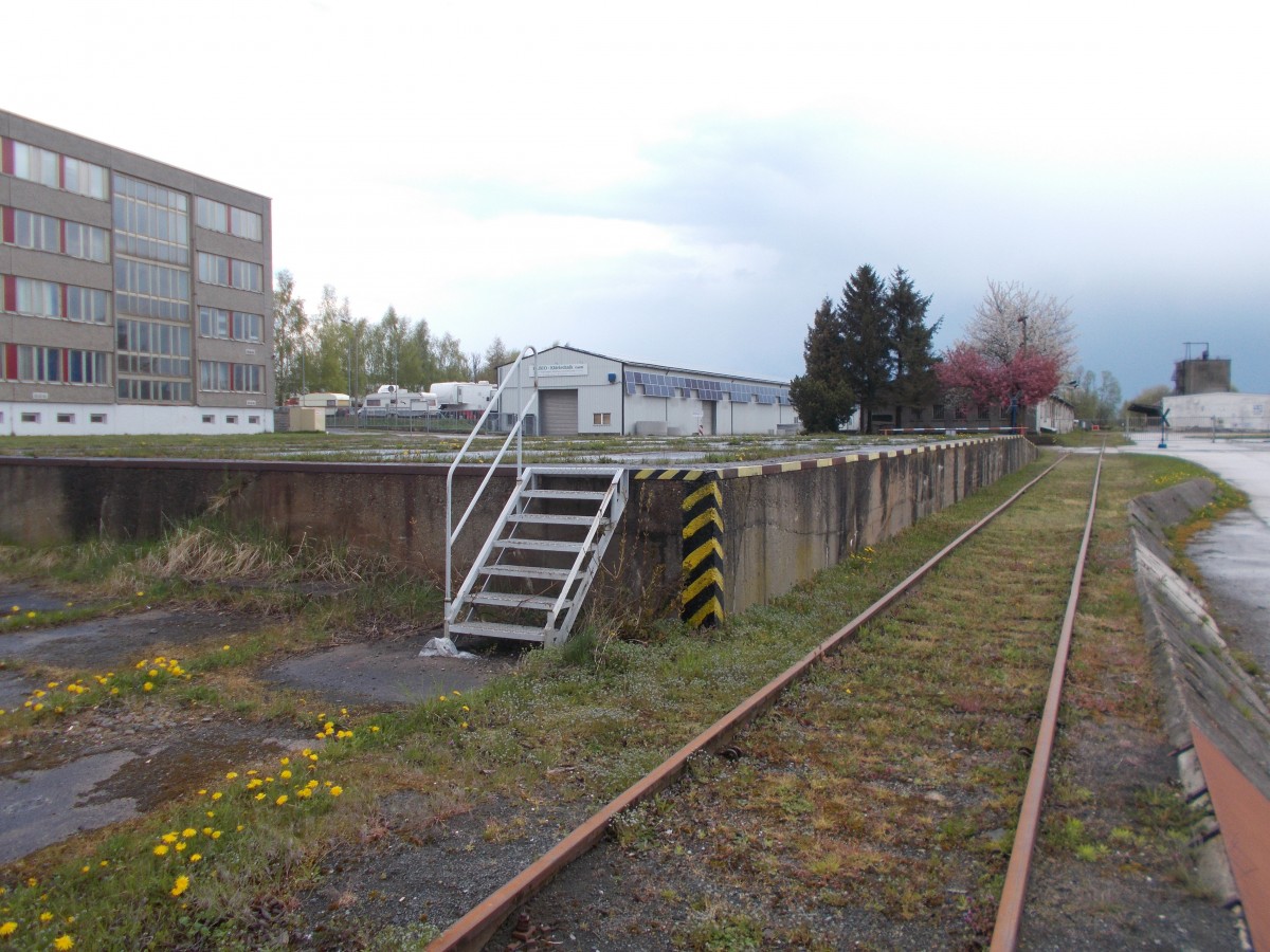 Der Anschluß Schützenplatz in Grimmen lag zu DDR-Zeiten in einer NVA Kaserne.Heute ist die ehemalige Kaserne ein Industriegebiet dadurch findet man so Manches wie diese Seitenrampe die damals für die Verladung von Panzern genutzt wurde.Aufnahme am 01.Mai 2015.