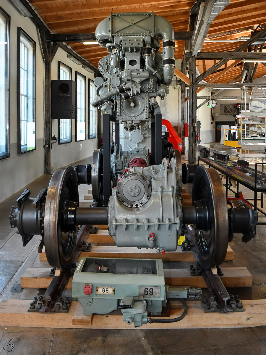 Der Antriebsstrang einer Diesellokomotive der Baureihe 216 aus dem Jahr 1961. Der Motor ist von MTU, das Getriebe von Voith und die Achsen von Gmeinder. (Lokwelt Freilassing, August 2020)