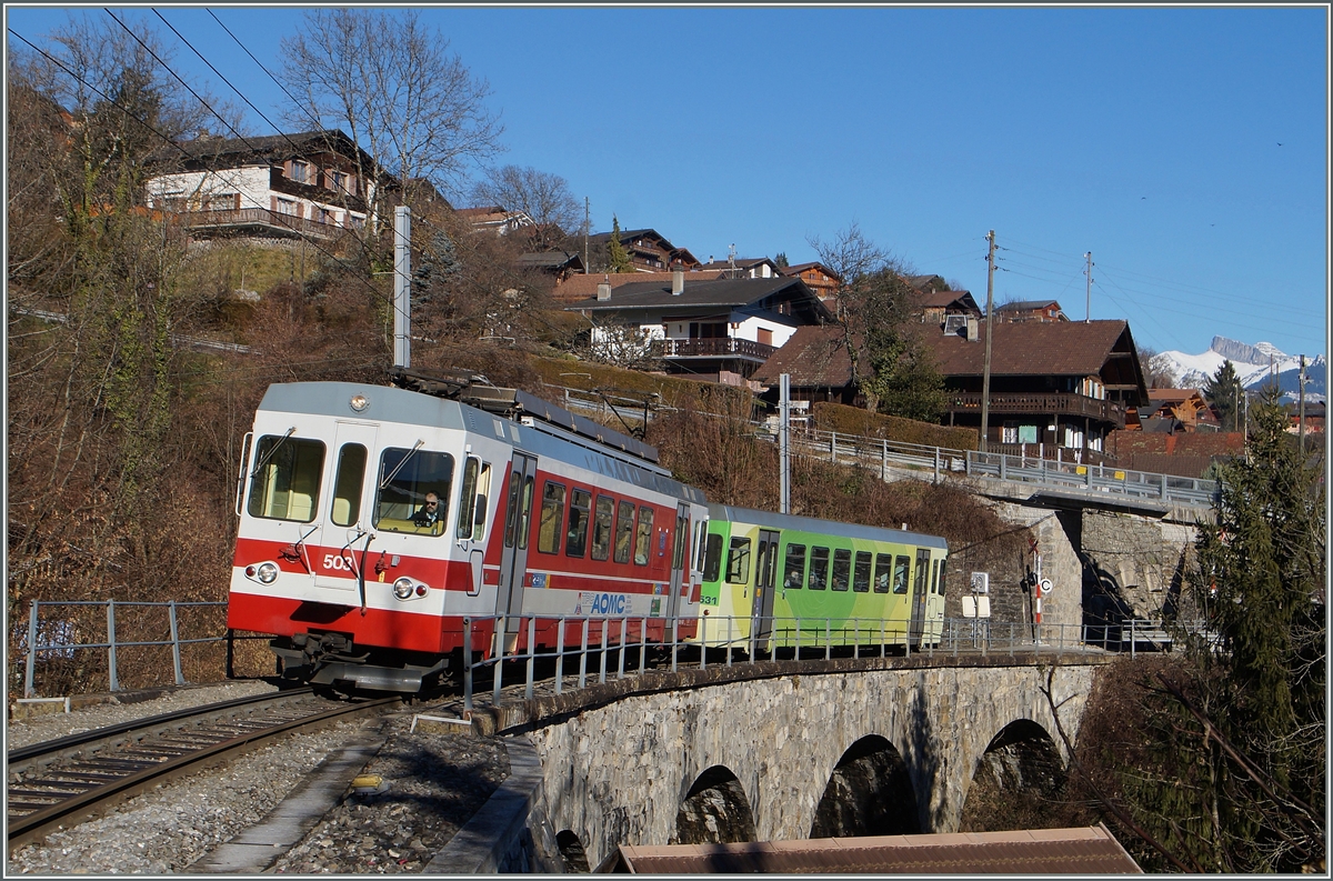 Der AOMC BDeh 4/4 503 mit Bt als Regionalzug 36 von Aigle nach Champéry hat die Haltestelle  Pont de Chemex  verlassen und erreicht in Kürze  Chemex. Interessant, im Bereich der relativ kurzen Brücke werde vier Strassen unterbrückt, gekreuzt oder überbrückt!
7. Jan. 2015