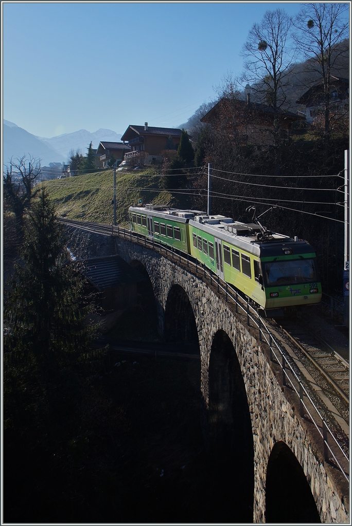 Der AOMC Beh 4/8 592, unterwegs als Regionalzug 48 von Aigle nach Champèry, hat die Haltestelle  Pont de Chemex  verlassen und erreicht in Kürze  Chemex . Interessant, im Bereich der relativ kurzen Brücke werde vier Strassen unterbrückt, gekreuzt oder überbrückt!
7. Jan. 2015
