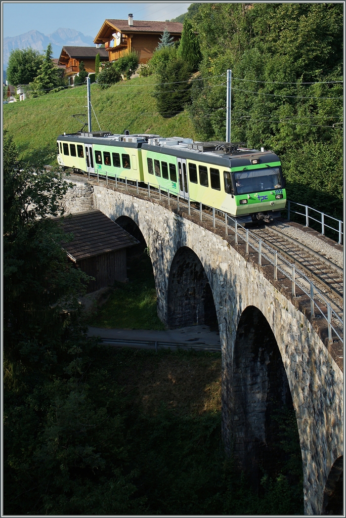 Der AOMC Beh 4/8 592 erreicht den Halt Pont de Chemex.
11. August 2015