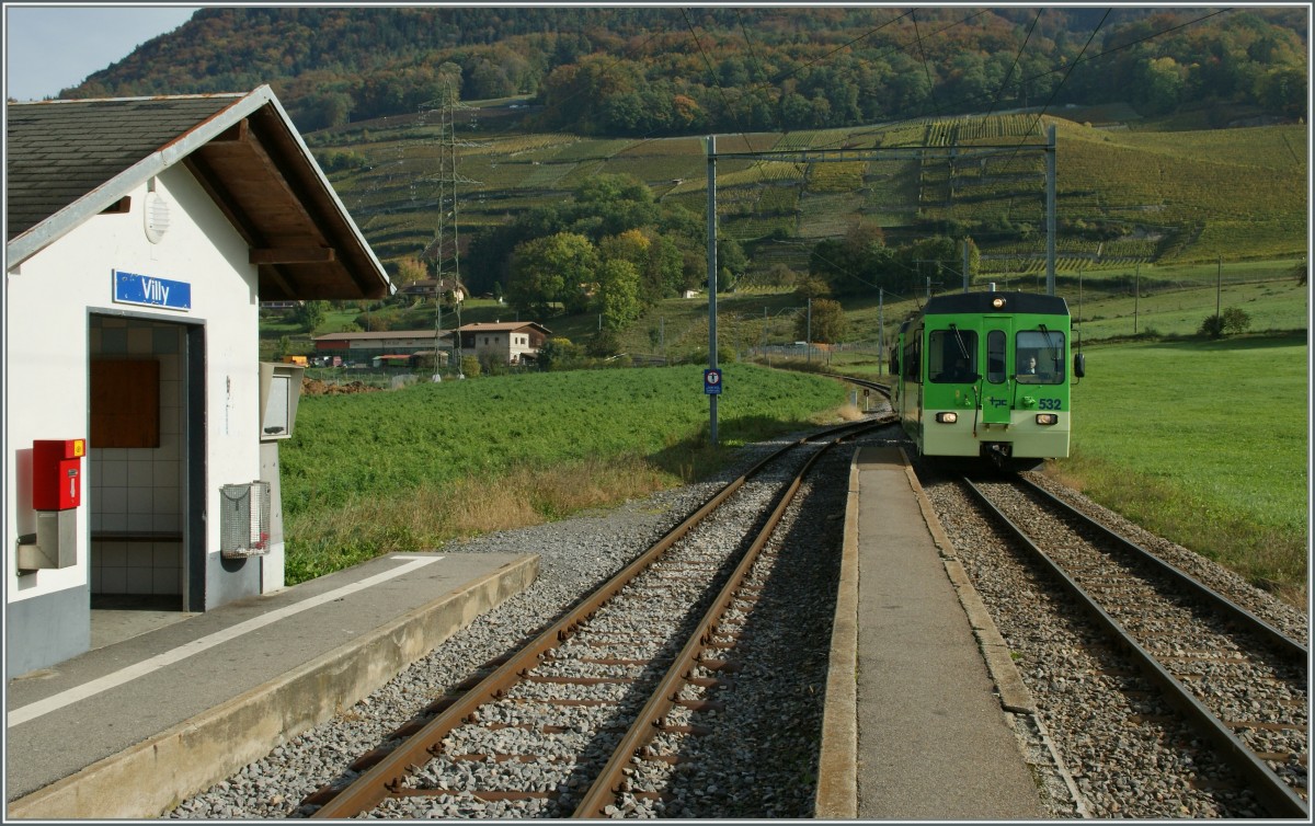 Der AOMC Regionalzug 36 von Aigle nach Champry trifft in Villy ein.
25. Okt. 2013
