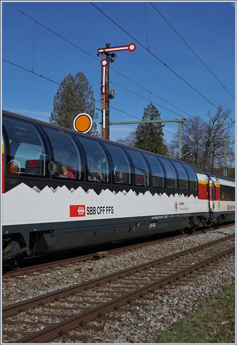 Der Apm 61 85 19-90 102-8 auf der aussichtsreichen Fahrt Richtung München beim Passieren des Einfahrsignals von Lindau Reutin.

16. März 2019