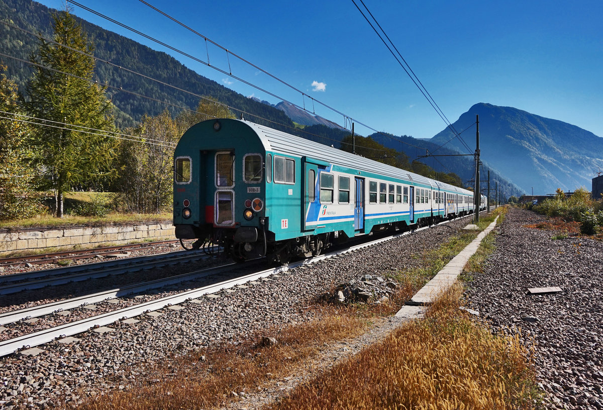 Der APR-Steuerwagen 808-3 fährt an der Spitze des R 20716 (Merano/Meran - Brennero/Brenner),
in die Haltestelle Campo di Trens/Freienfeld ein. Schublok war E 464.033.
Aufgenommen am 26.10.2016.