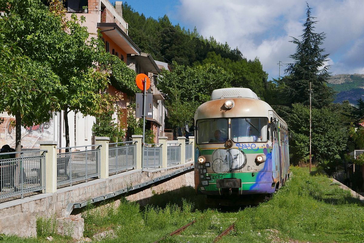 Der in Arbatax gestarte ADe 05 als Touristenzug  Trenino Verde  befindet sich am 28.09.2019 nach einer rund 60 km langen und dreieinhalb Stunden dauernden Fahrt kurz vor der Einfahrt in den Ziel- und Endbahnhof Gairo. Im September fand samstags und sonntags jeweils eine Fahrt/Rückfahrt statt. Wie auch auf der Strecke zwischen Mandas und Cagliari ist auch auf dieser Strecke leider nur ein verschmierter Triebwagen unterwegs.
Der  Trenino Verde  wird von der ARST (TRASPORTI REGIONALI DELLA SARDEGNA), der für den öffentlichen Verkehr in Sardinien zuständigen Gesellschaft, betrieben.