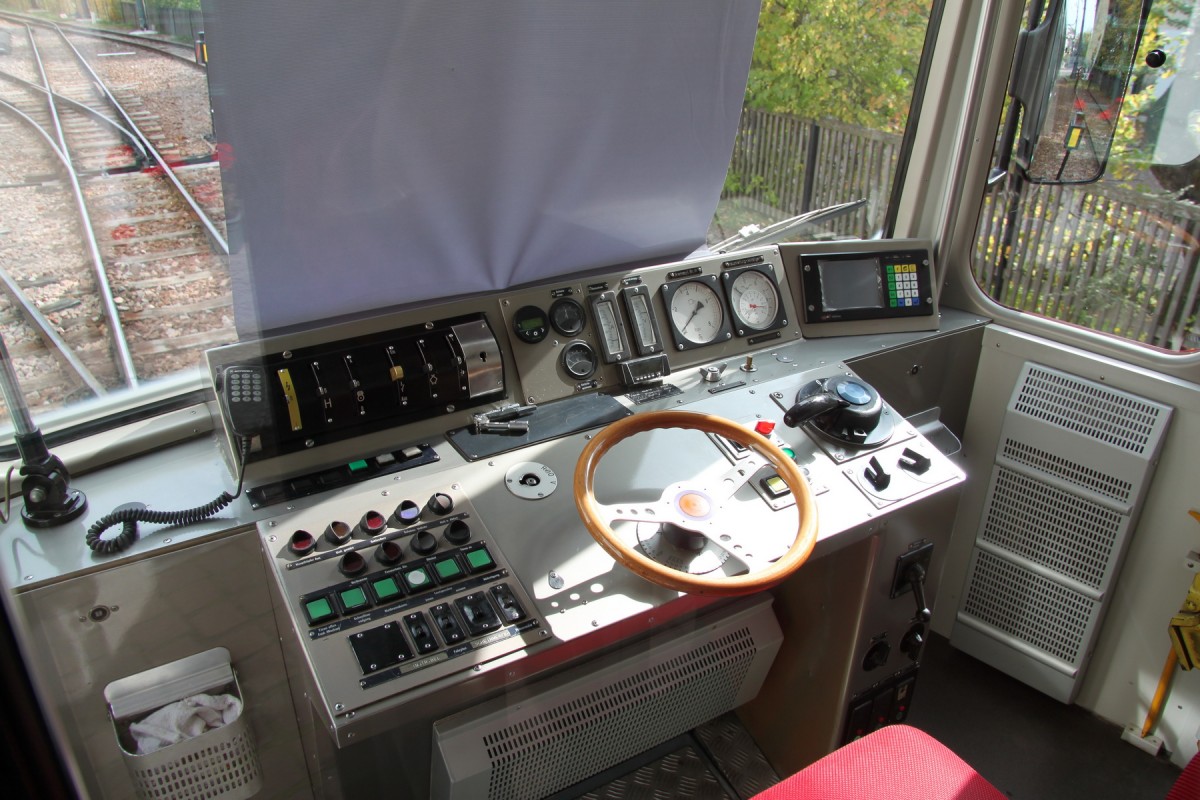 Der Arbeitsplatz des Fahrzeugführers in den  neuen  Zügen der Rittnerbahn ex.Trogener Bahn.Oberbozen 07.10.14