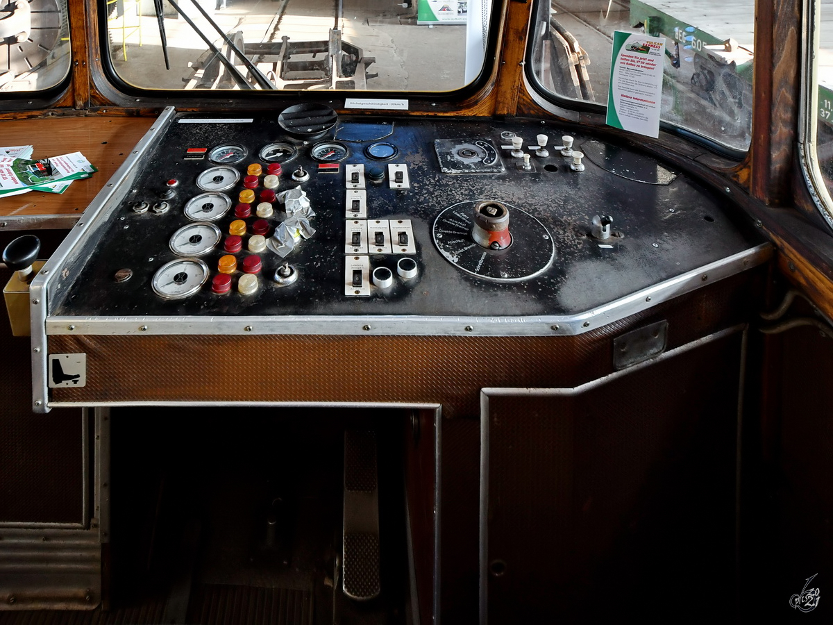 Der Arbeitsplatz in einem Dieseltriebwagen vom Typ VT 30. (Brohl-Lützing, Oktober 2021)