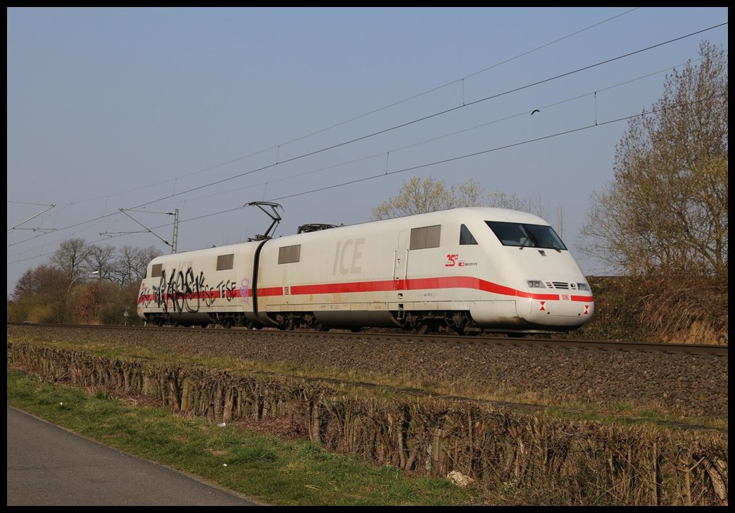 Der arg mit Graffiti besprühte 401577-2 ICE Triebkopf war am 20.3.2022 zusammen mit dem Triebkopf 401077-3 auf der Rollbahn in Richtung Ruhrgebiet unterwegs. Um 9.18 Uhr kam das Gespann durch Hasbergen.