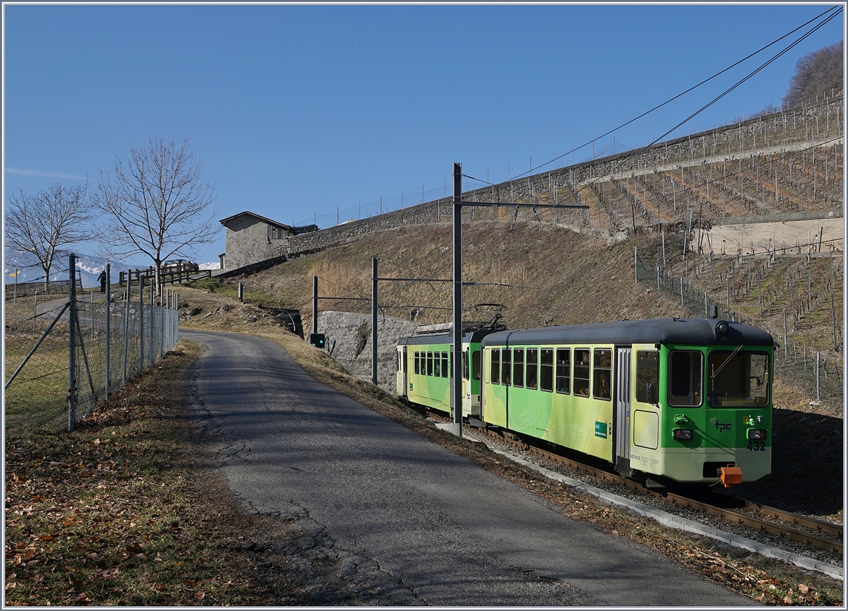 Der ASB Regionalzug 432, bestehend aus dem BDe 4/4 403 und dem Bt 432 erreichen auf ihrer Fahrt nach Les Diablerets den nur 16 Meter langen  Verschiez Tunnel  und nach einer 180 Grad Kurve die gleichnamige Station. 

23. Feb. 2019