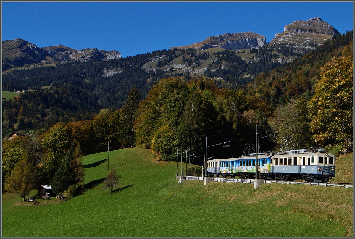 Der ASD BCFe 4/4 N° 1 und der BDe 4/4 N° 2 mit einem Extrazug nach Aigle, kurz nach Le Sépey.
18. Okt. 2014