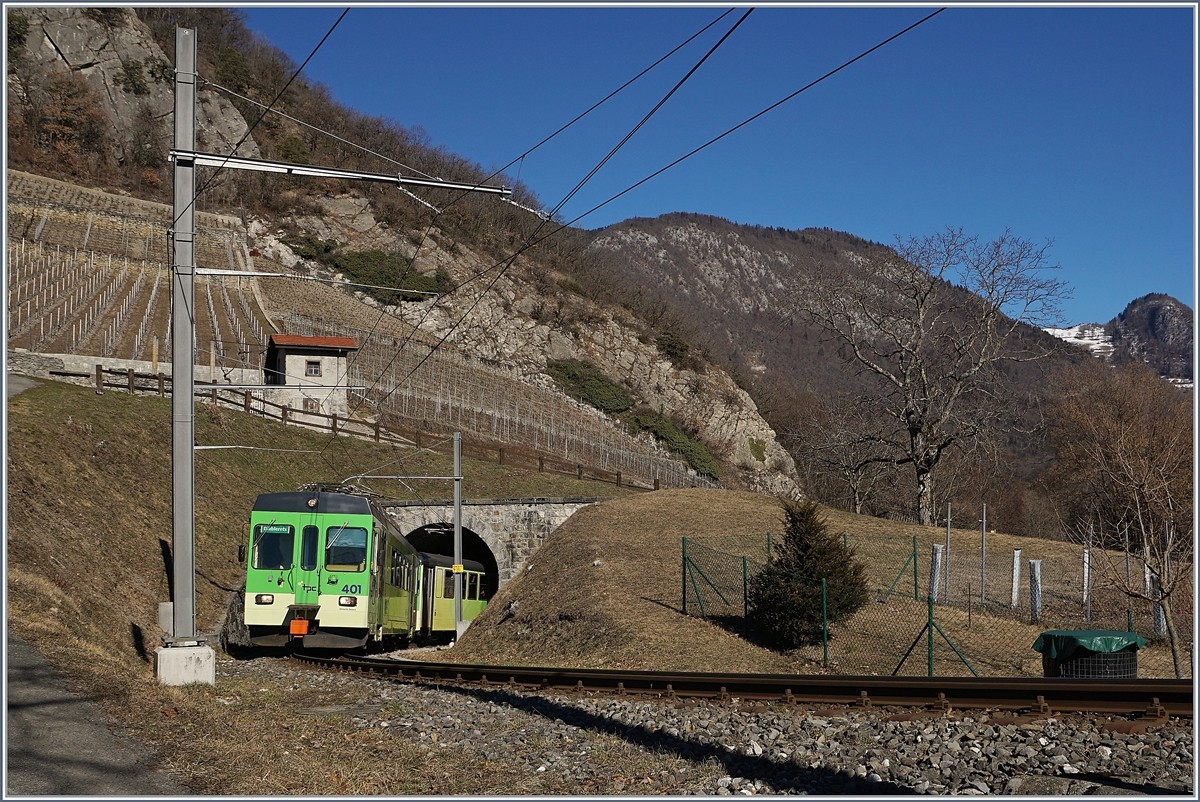 Der ASD BDe 4/4 401 mit Bt als Regionalzug nach Les Diablerets unterwegs verlässt den nur 16 Meter langen  Verschiez Tunnel  um in Kürze die gleichnamige Station zu erreichen.
17. Feb. 2019