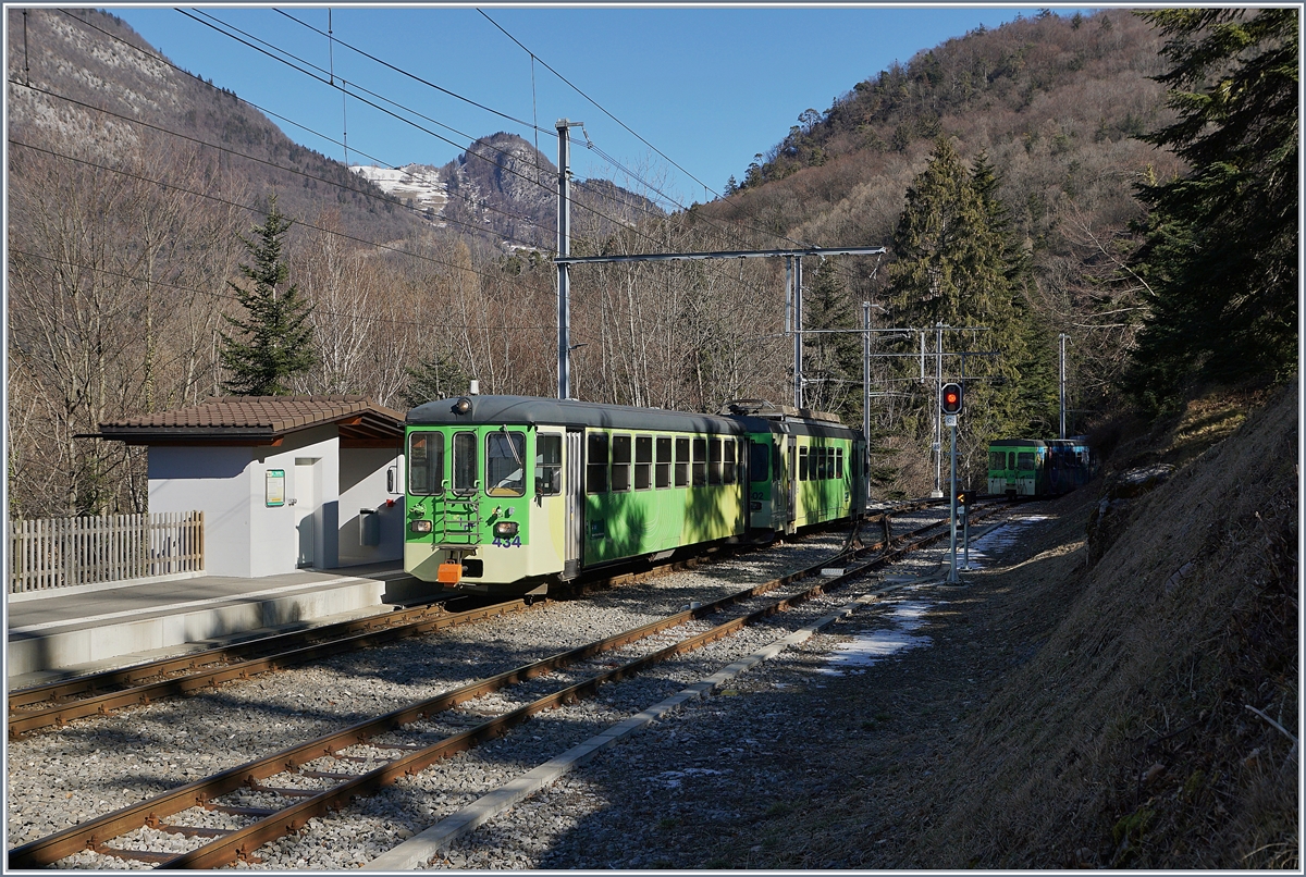 Der ASD BDe 4/4 402 erreicht mit seinem Bt 434 den Bahnhof Verschiez, der vor kurzem neu gestaltet wurde. Im Hintergrund ist ein AOMC Bt zu erkennen, dahinter sind drei AOMC BDeh 4/4 abgestellt.

17. Feb. 2019