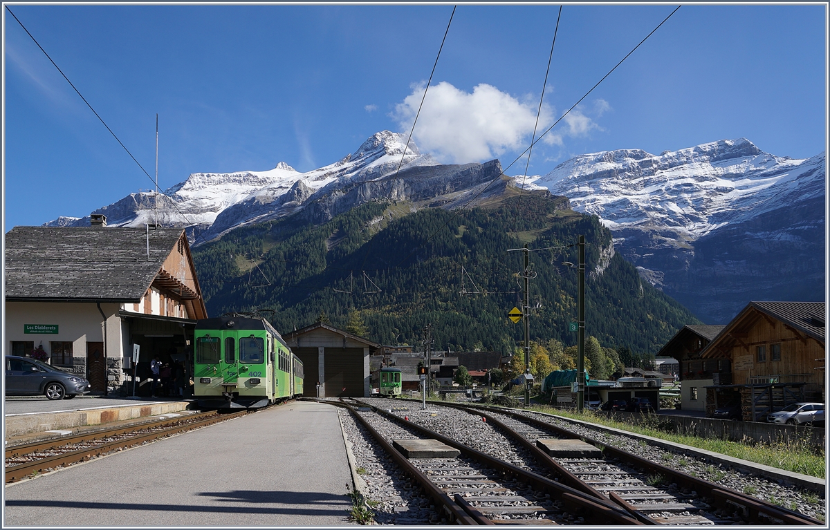 Der ASD BDe 4/4 402 mit seinem Bt vor den frisch aber nur leicht verschneiten Alpen in Les Diablerets. 

3. Okt. 2019