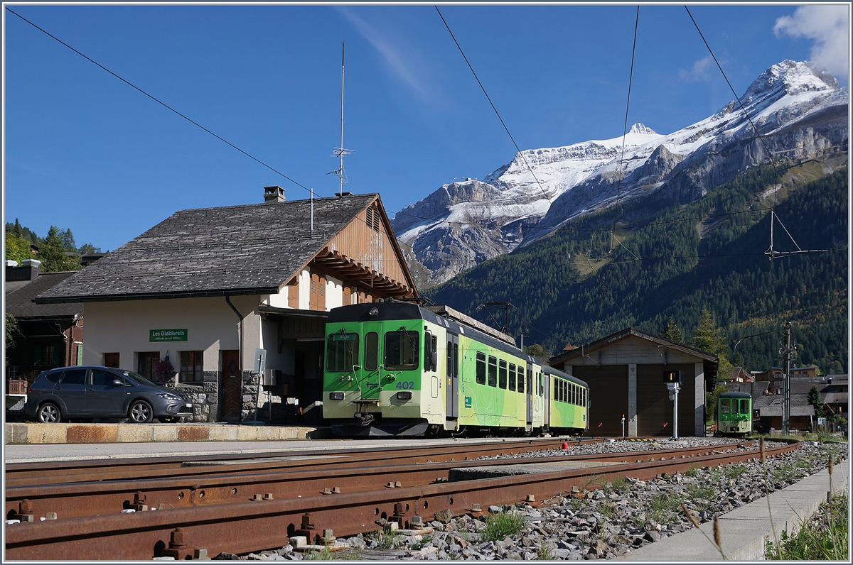 Der ASD BDe 4/4 402 mit Bt (ex BLT) wartet in Les Diablerets auf die Abfahrt nach Aigle. 

3. Oktober 2019