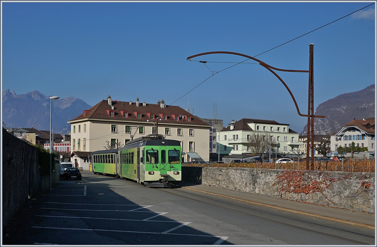 Der ASD BDe 4/4 403 ist mit seinem Bt als Regionalzug 432 kurz nach der Station Aigle Place-du-Marché (im Hintergund zu erkennen) in den Strassen von Aigle auf dem Weg Richtung Les Diablerets.
18. Nov. 2018
