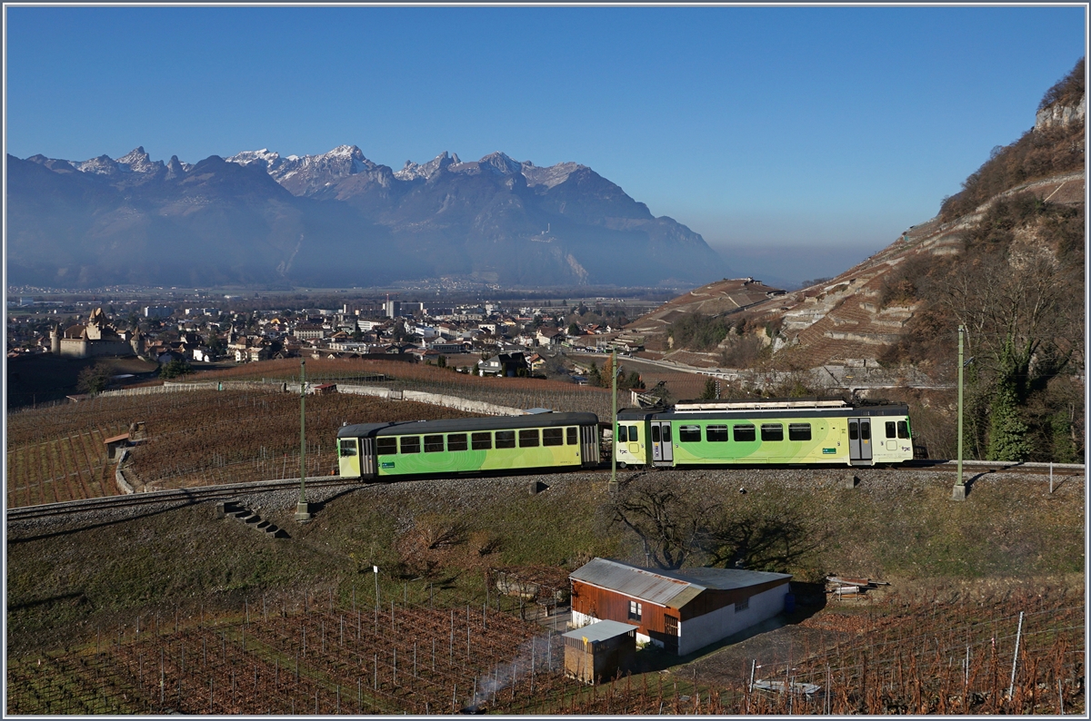 Der ASD BDe 4/4 403 ist mit seinem Bt in den Weinbergen oberhalb von Aigle unterwegs.

14. Dez. 2016- 