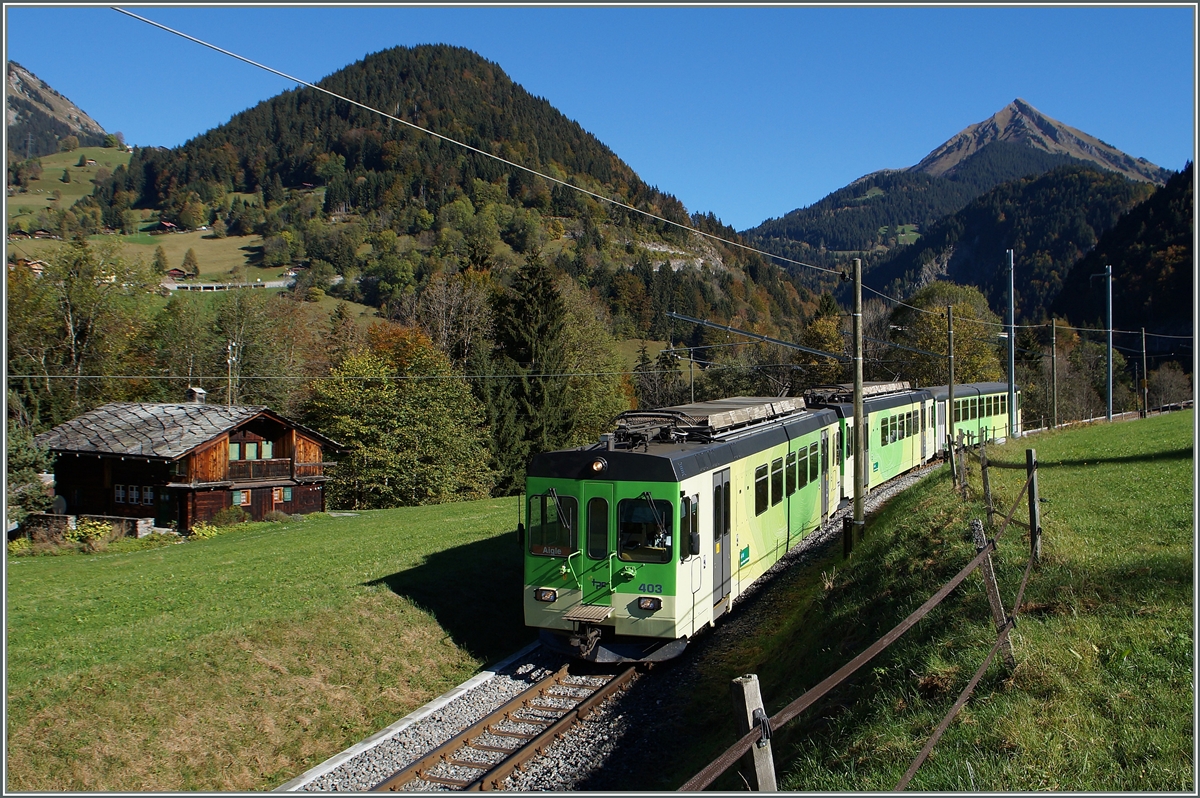 Der ASD BDe 4/4 403 ein weiterer und eine ex BLT Bt bilden einen Regionalzug von Les Diablerets nach Aigle welcher in Kürze Les Planches (Aigle) erreichen wird. 

18. Okt. 2014