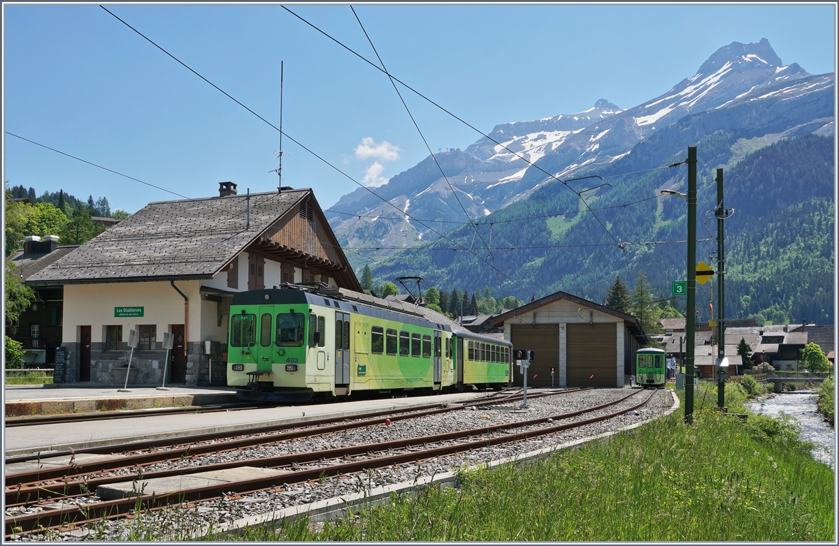 Der ASD BDe 4/4 403 wartet mit seinem Bt 431 in Les Diablerets auf die Abfahrt nach Aigle. 

29. Mai 2020