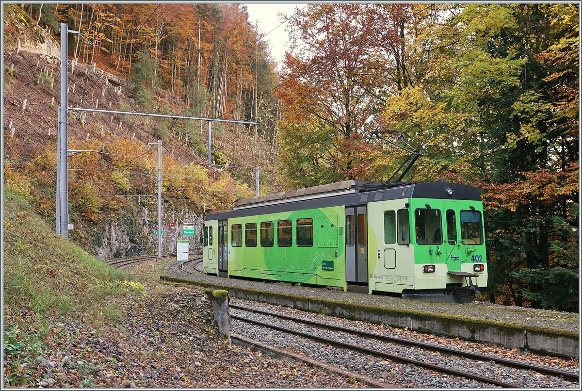 Der ASD BDe 4/4 4/4 402 wartet in Plambuit auf die Rückfahrt nach Aigle. Da der Triebwagen hier gut zwanzig Minuten stehen bleibt, hatte ich reichlich Gelegenheit mein Motiv von allen Seiten zu fotografieren. 

5. November 2021