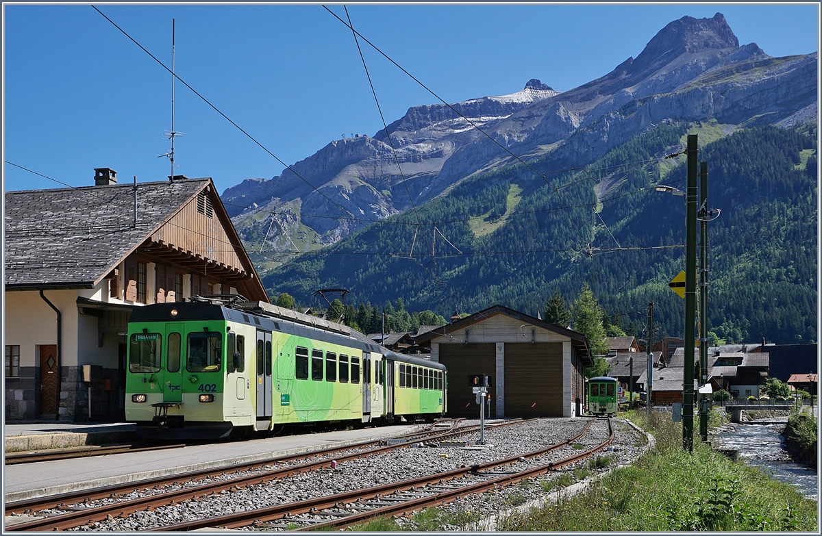 Der ASD BDe4/4 402 wartet mit seinem Bt 431 in Les Diablerets auf die Abfahrt Richtung Aigle.
5. Sept. 2017