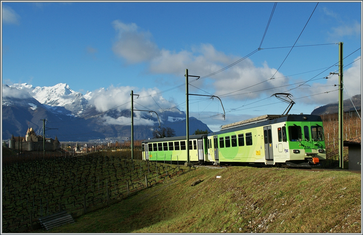 Der ASD Be 4/4 403 mit Bt 434 als Regionalzug 433 auf der Fahrt nach Aigle in der nähe des im Schatten liegenden Schlosses von Aigle.
5. Januar 2014