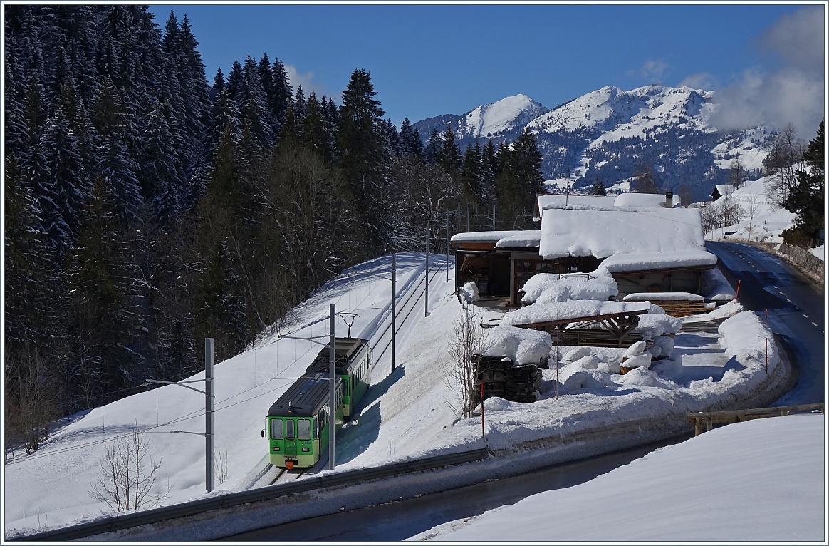 Der ASD Regionalzug 432 mit dem Bt 434 und dem BDe 4/4 403 erreicht in Kürze die Endstation Les Diablerets.
(11.02.2014)