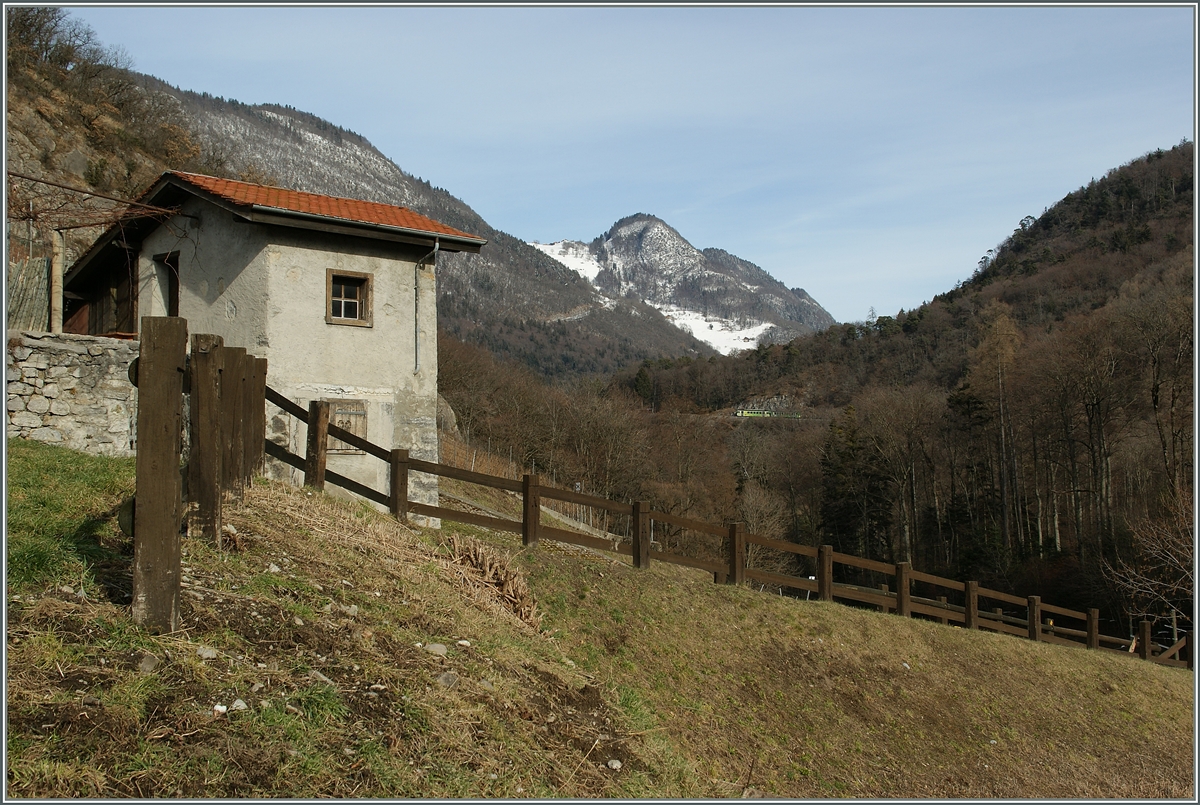 Der ASD Regionalzug 434 bestehend aus dem BDe 4/4 401 und dem Bt 431 hat Verchiez verlassen und strebt nun Le Sépey entgegen.
25. Jan. 2014