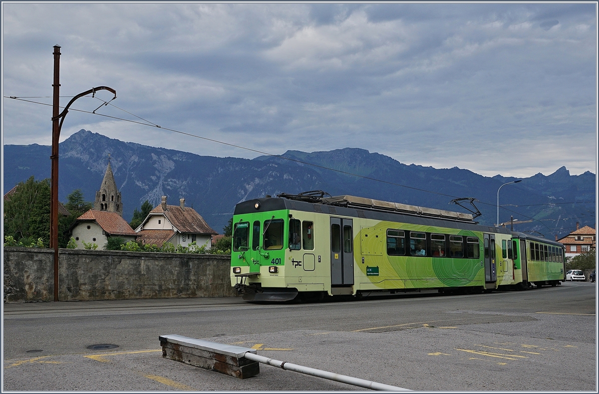 Der ASD TPC BDe 4/4 401 auf dem Weg nach Les Diablerets zwischen der Haltestelle Aigle-Place du Marché und Aigle-Château auf dem in der Strasse verlegen Streckenabchnitt. Beachtenswert, der noch aus der Eröffnungszeit stammende Fahrleitungsmast links im Bild. 

1. Sept. 2019
