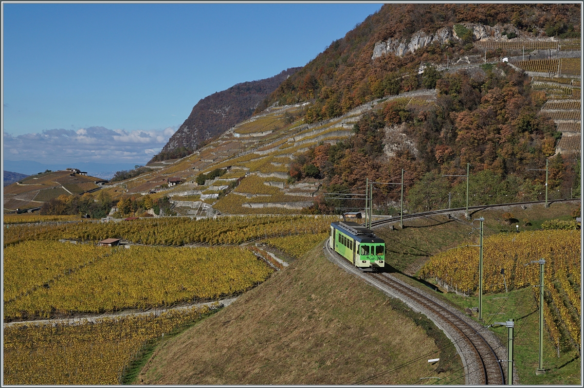 Der ASD TPC BDe 4/4 402 ist in den herbstlichen Weinbergen oberhalb Aigles auf der Fahrt nach Aigle. Im Hintergrund, in der obern Bildhälfte ist die Strecke der A-L nach Leysin zu erkennen.  

5. November 2021