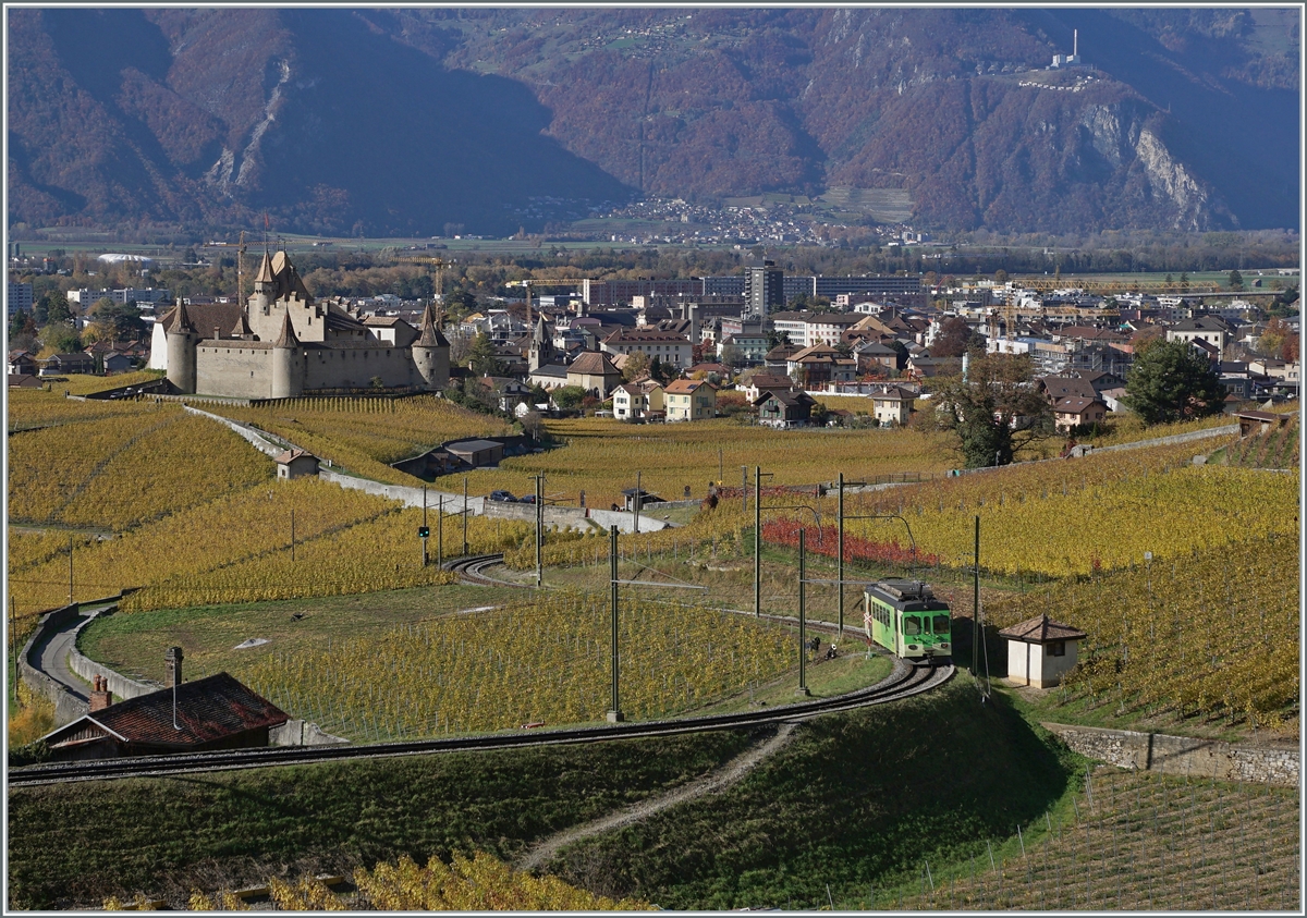 Der ASD TPC BDe 4/4 402 ist in den herbstlichen Weinbergen oberhalb von Aigle auf der Fahrt nach Aigle. Im Hintergrund ist neben dem Schloss von Aigle auch Aigle selbst zu erkennen. 

5. November 2021