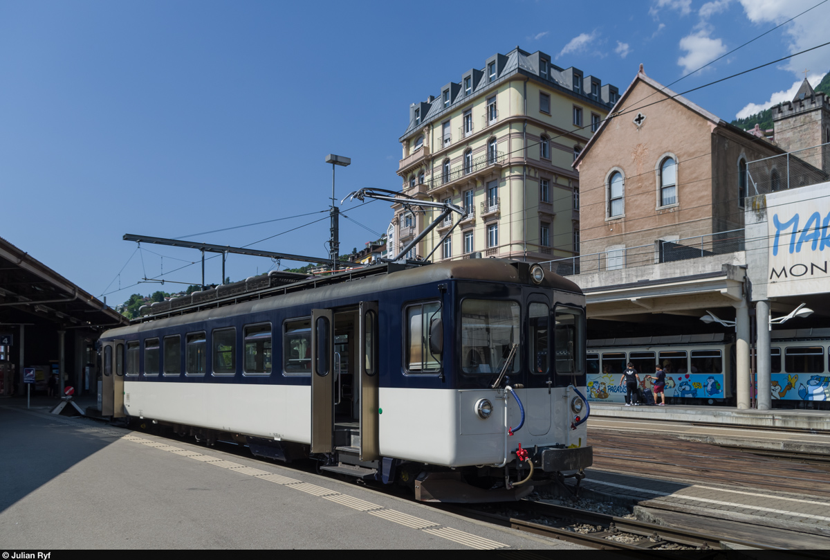 Der von der ASm übernommene Be 4/4 1007 präsentiert sich am 6. Juni 2015 im neuen Anstrich im Bahnhof Montreux.