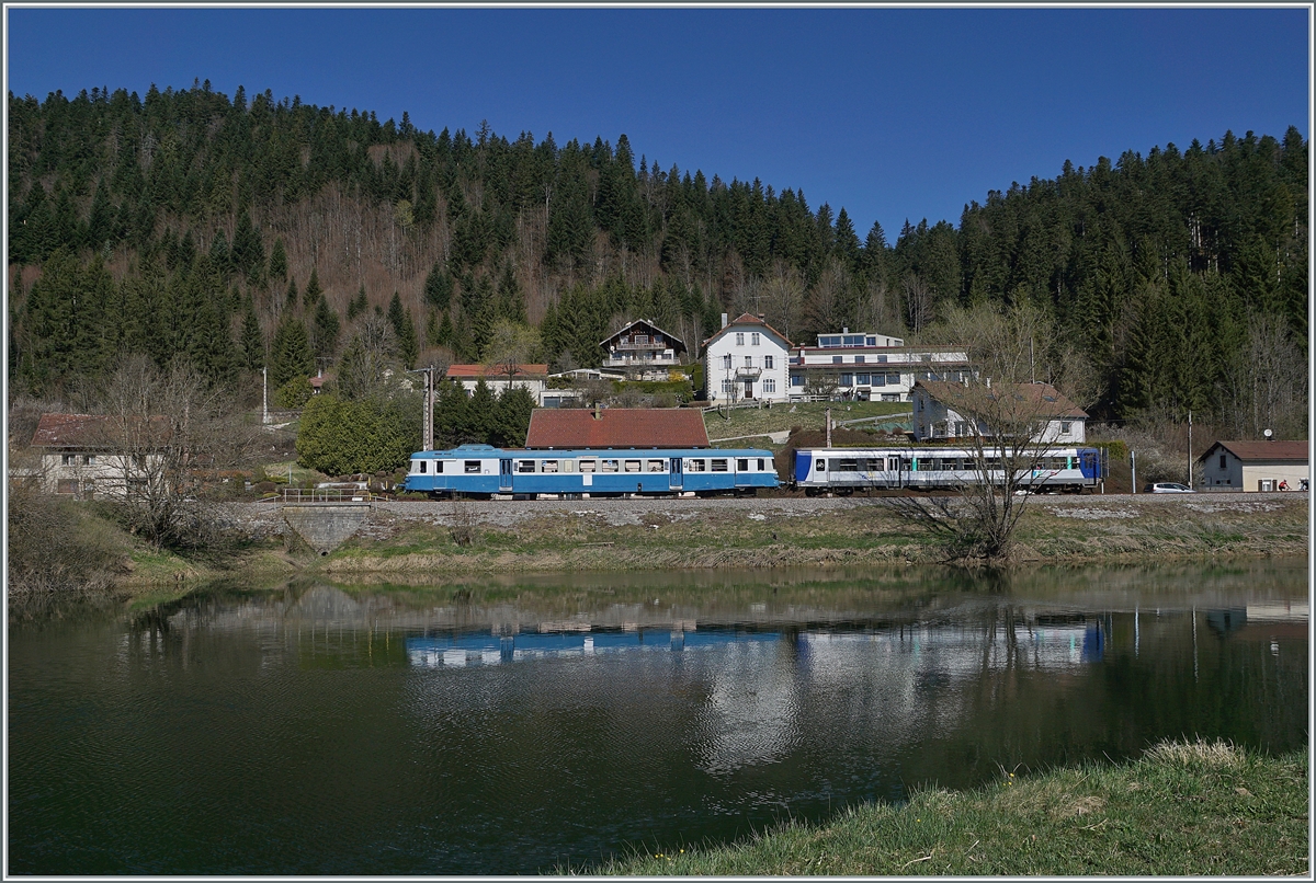 Der  Assosiation l'autrail X2800 du Haut Doubs  X 2816 mit Beiwagen hat Morteau verlassen und ist nun bei Pont de la Roche auf dem Weg nach Longemaison, wo als Höhepunkt der Osterfahrt Eier gesucht werden können. 

16. April 2022