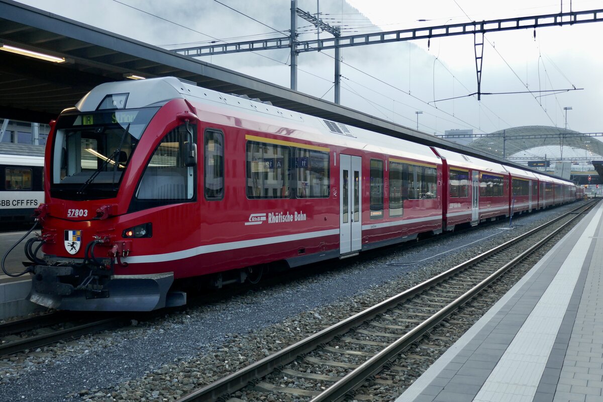 Der At 57803 mit dem Alvra 5703 am 13.11.22 im Bahnhof Chur.