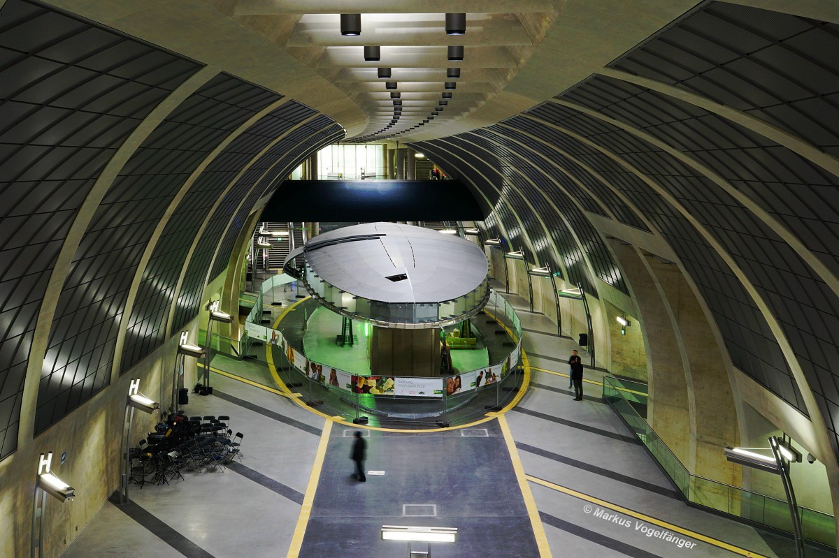 Der atemberaubende Ausblick von der oberen Verteilerebene auf die mittlere Ebene der neuen U-Bahnhaltestelle Heumarkt.