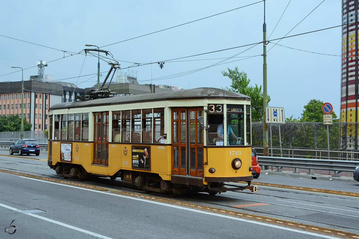 Der ATM Ventotto-Straßenbahnwagen 1745 in Mailand. (Juni 2014)