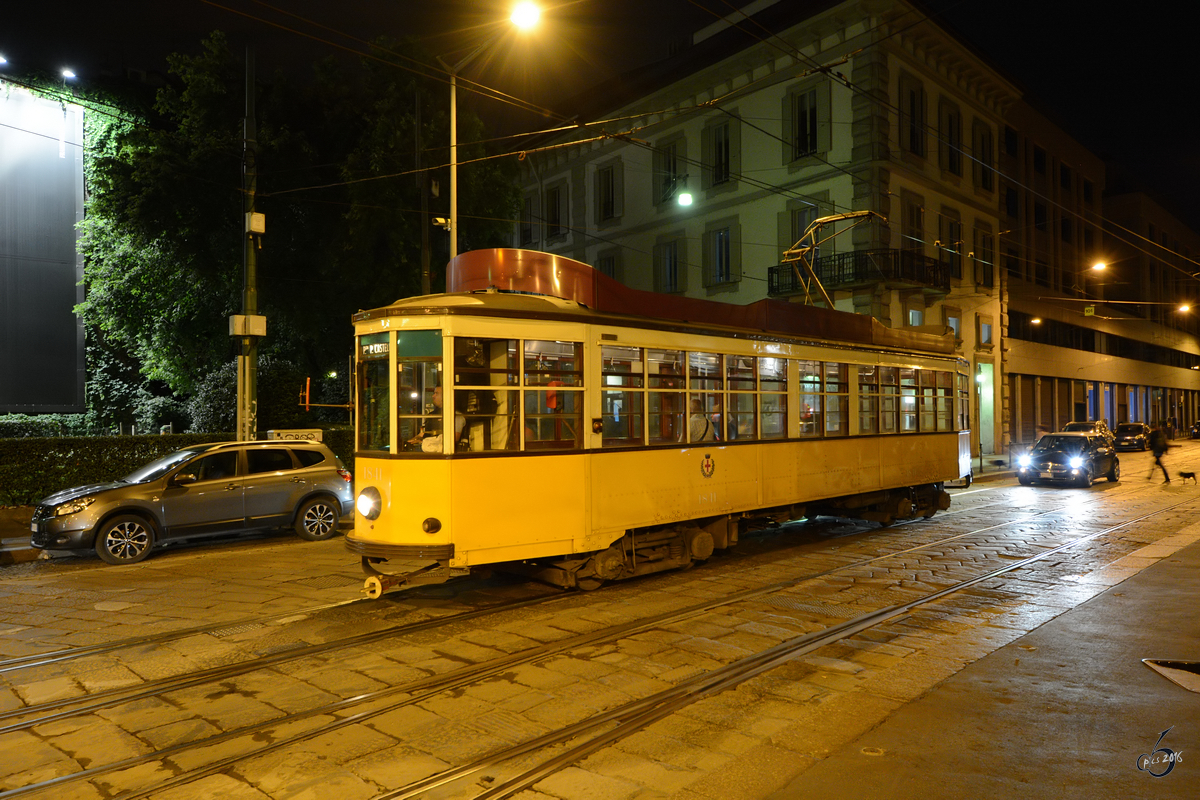 Der ATM Ventotto-Straßenbahnwagen 1841 im nächtlichen Mailand. (Juni 2014)