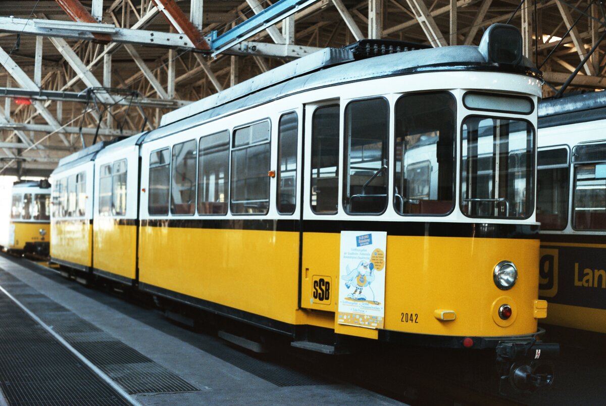 Der ATW 2042 der Stuttgarter Straßenbahn war erst unmittelbar zuvor zum ATW umgebaut worden.
So zeigte er sich am 22.10.1983 im Bw Albplatz.