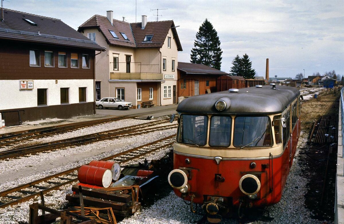 Der auf 1000 mm Spurweite umgebaute Schienenbus der WEG-Nebenbahn Amstetten-Laichingen vor dem Bahnhof Laichingen.
Datum: 01.04.1985 