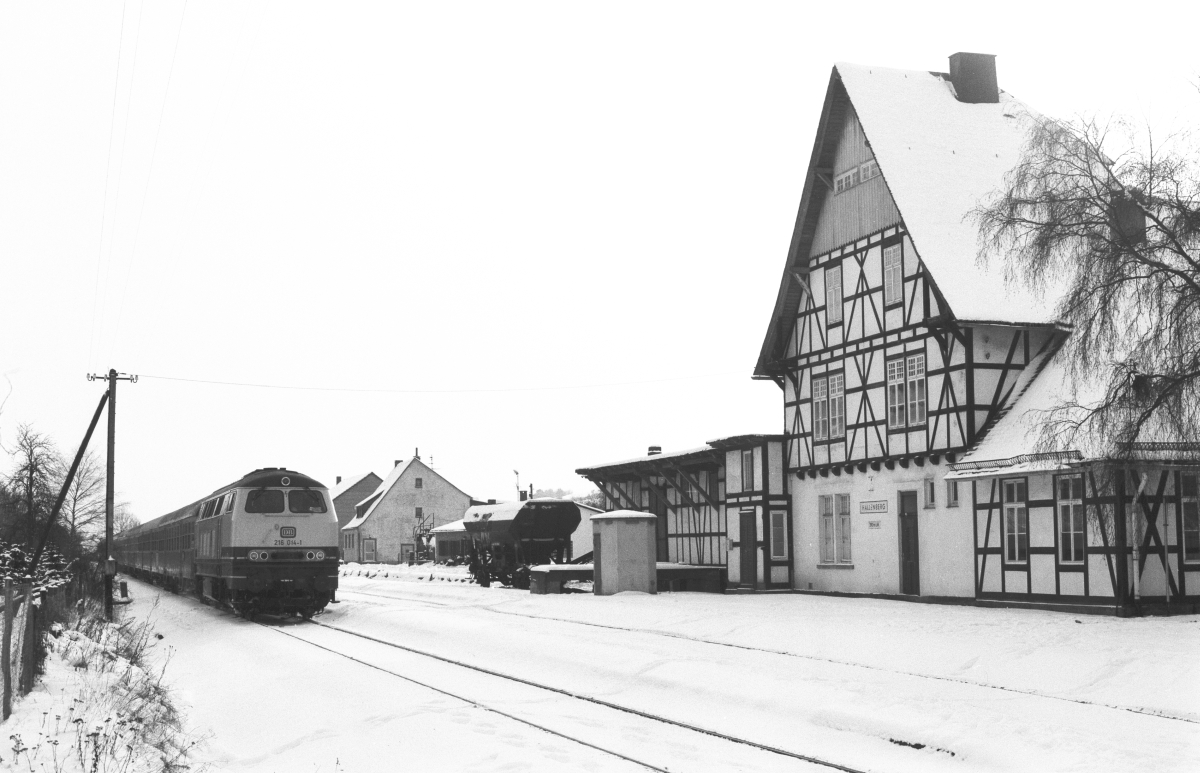 Der auf der Abfahrtstafel in Winterberg aufgeführte Entlastungszug um 16.14 Uhr war tagsüber in Hallenberg abgestellt. Tfz war die Oberhausener 216 014 (5.1.1985).